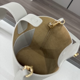 Сумка Loewe mini Pebble Bucket из мягк
