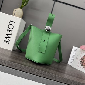 Сумка Loewe mini Pebble Bucket из мягк