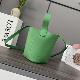 Сумка Loewe mini Pebble Bucket из мягк