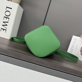 Сумка Loewe mini Pebble Bucket из мягк