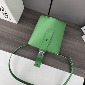 Сумка Loewe mini Pebble Bucket из мягк