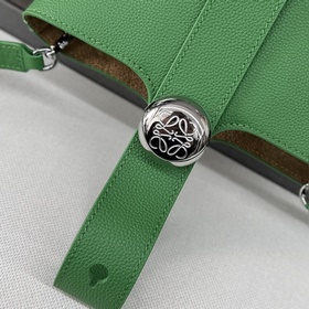 Сумка Loewe mini Pebble Bucket из мягк