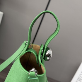 Сумка Loewe mini Pebble Bucket из мягк