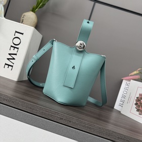 Сумка Loewe mini Pebble Bucket из мягк