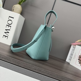 Сумка Loewe mini Pebble Bucket из мягк