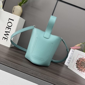 Сумка Loewe mini Pebble Bucket из мягк