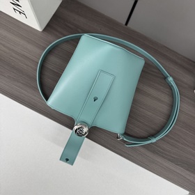Сумка Loewe mini Pebble Bucket из мягк
