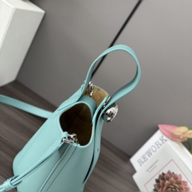 Сумка Loewe mini Pebble Bucket из мягк