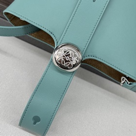 Сумка Loewe mini Pebble Bucket из мягк