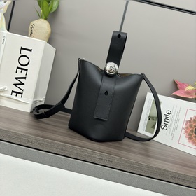 Сумка Loewe mini Pebble Bucket из мягк