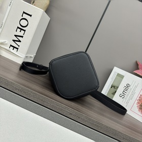 Сумка Loewe mini Pebble Bucket из мягк