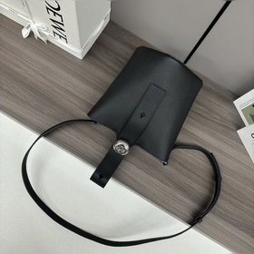 Сумка Loewe mini Pebble Bucket из мягк