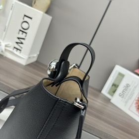 Сумка Loewe mini Pebble Bucket из мягк