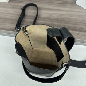 Сумка Loewe mini Pebble Bucket из мягк