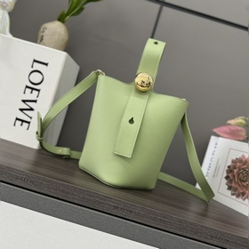 Сумка Loewe mini Pebble Bucket из мягк