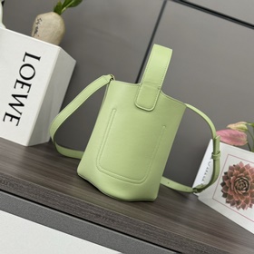 Сумка Loewe mini Pebble Bucket из мягк