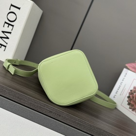 Сумка Loewe mini Pebble Bucket из мягк