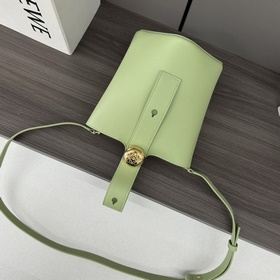 Сумка Loewe mini Pebble Bucket из мягк