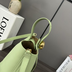 Сумка Loewe mini Pebble Bucket из мягк