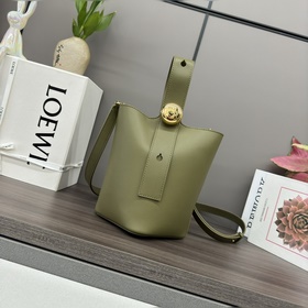 Сумка Loewe mini Pebble Bucket из мягк