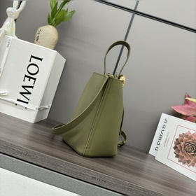 Сумка Loewe mini Pebble Bucket из мягк