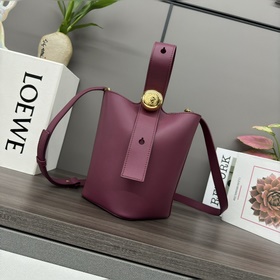 Сумка Loewe mini Pebble Bucket из мягк