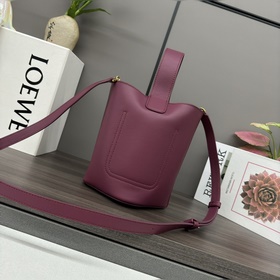 Сумка Loewe mini Pebble Bucket из мягк