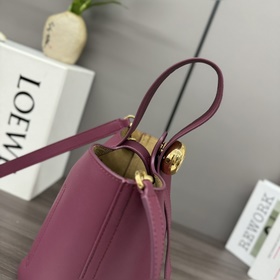 Сумка Loewe mini Pebble Bucket из мягк