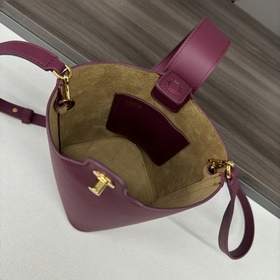 Сумка Loewe mini Pebble Bucket из мягк