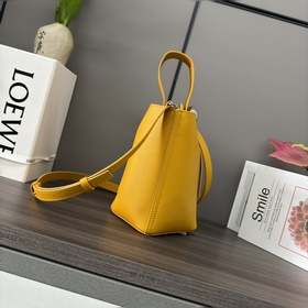 Сумка Loewe mini Pebble Bucket из мягк
