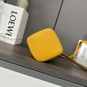 Сумка Loewe mini Pebble Bucket из мягк