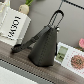 Сумка Loewe mini Pebble Bucket из мягк