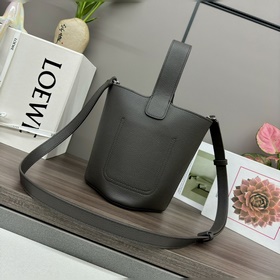 Сумка Loewe mini Pebble Bucket из мягк