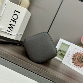 Сумка Loewe mini Pebble Bucket из мягк
