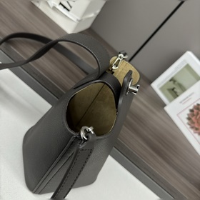 Сумка Loewe mini Pebble Bucket из мягк
