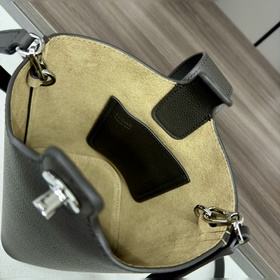 Сумка Loewe mini Pebble Bucket из мягк
