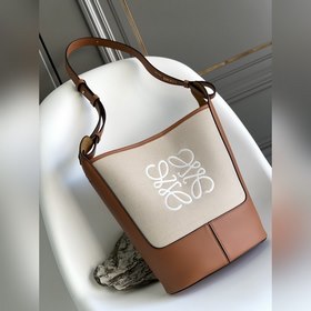 Новая сумка-хобо от Loewe, украшенная