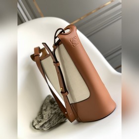 Новая сумка-хобо от Loewe, украшенная 