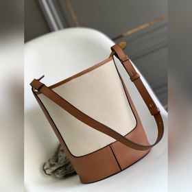 Новая сумка-хобо от Loewe, украшенная 
