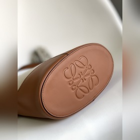 Новая сумка-хобо от Loewe, украшенная 