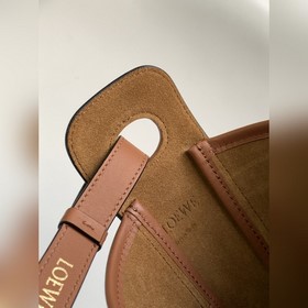Новая сумка-хобо от Loewe, украшенная 