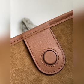 Новая сумка-хобо от Loewe, украшенная 