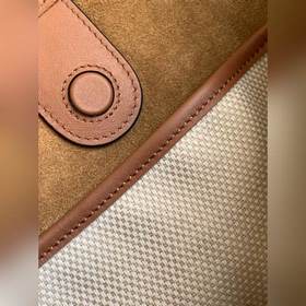 Новая сумка-хобо от Loewe, украшенная 