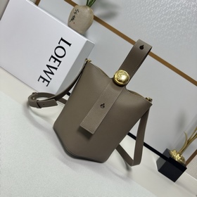 Сумка Loewe mini Pebble Bucket из мягк