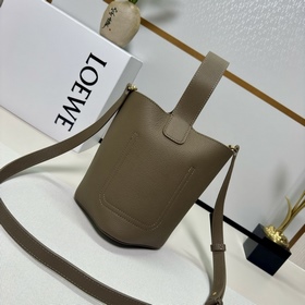 Сумка Loewe mini Pebble Bucket из мягк