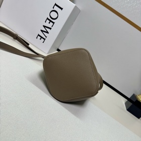 Сумка Loewe mini Pebble Bucket из мягк
