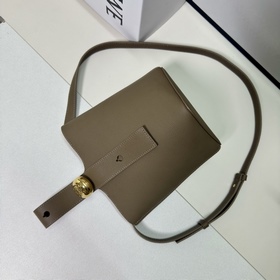 Сумка Loewe mini Pebble Bucket из мягк