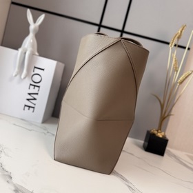 Новая модель Loewe — небольшая сумка P