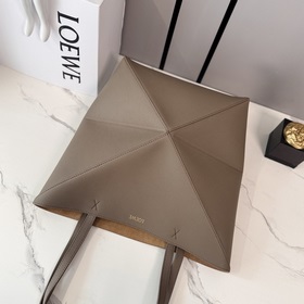 Новая модель Loewe — небольшая сумка P