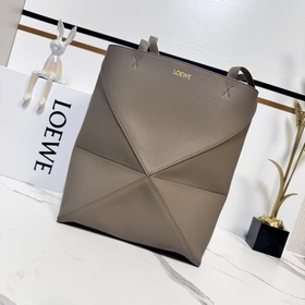 Новая модель Loewe — небольшая сумка P